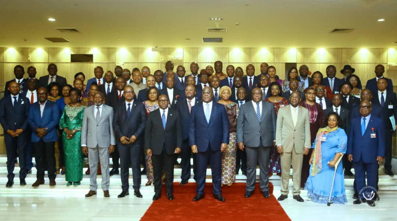 Le Chef de l'État, Félix Tshisekedi entouré de tous les membres du gouvernement à la clôture du séminaire de deux jours à Kinshasa, mercredi 26 avril
