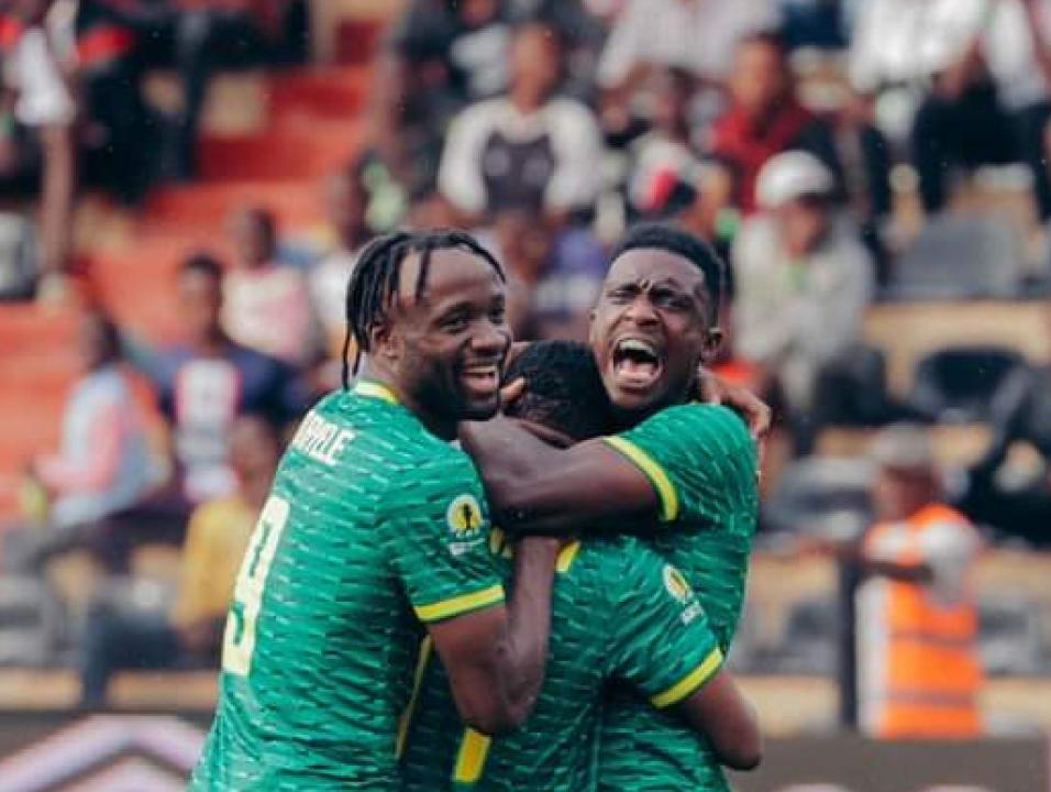 Fiston Mayele en pleine célébration avec ses coéquipiers de Yanga.