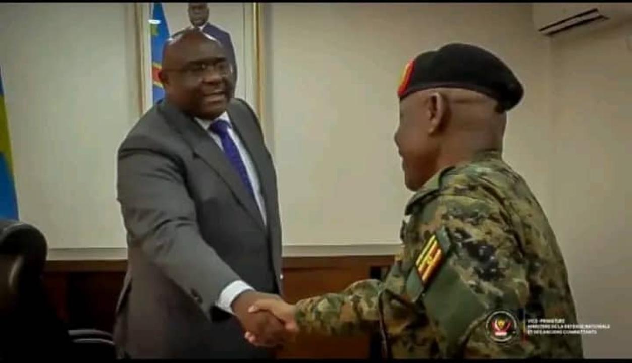 Le VPM en charge de la défense nationale , Jean-Pierre Bemba et le chef d'État major de la force de défense Ougandaise