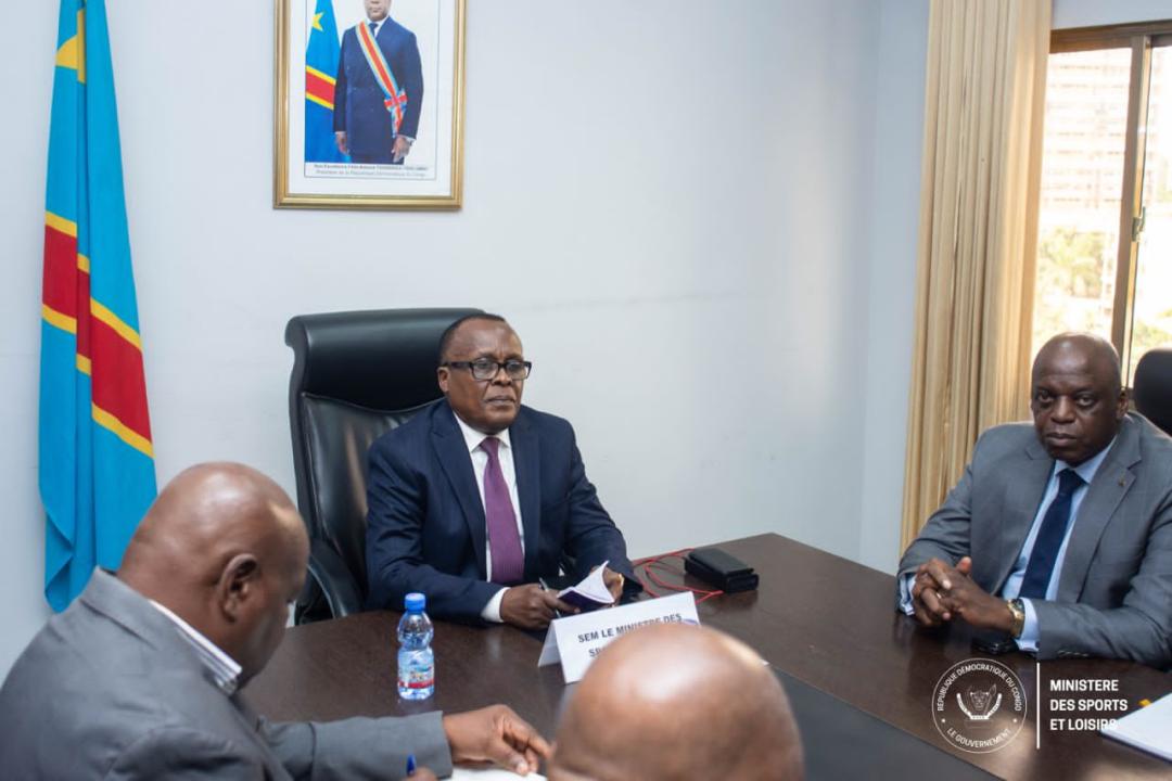 Le ministre des sports, François Claude Kabulo et une délégation de la Fecofa au cours d'une rencontre dans son cabinet