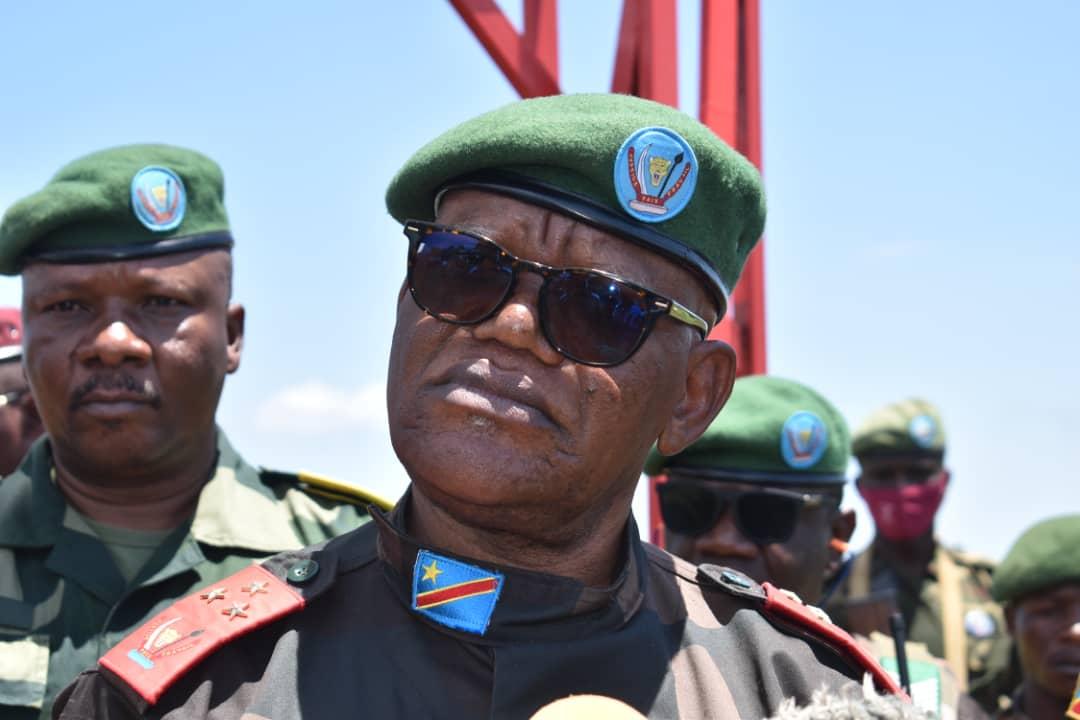 Le Lieutenant-Général Constant Ndima Kongba, gouverneur militaire de la province du Nord-Kivu devant la presse de Beni, mardi 04 Avril 2023