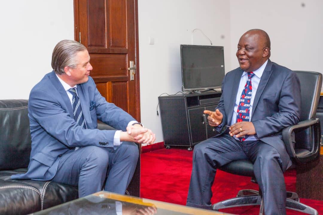 Le ministre d'État en charge de l'intégration régionale Antipas Mbusa Nyamwisi échange avec l'ambassadeur de la Suède en République démocratique du Congo