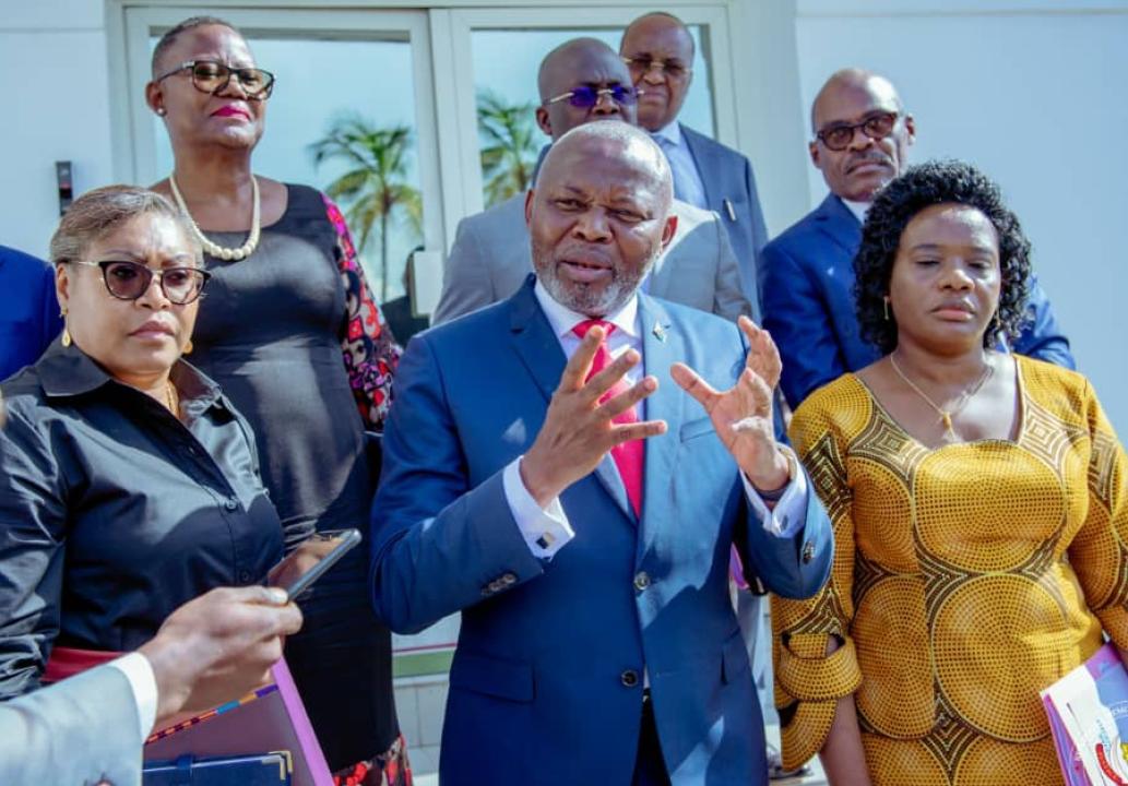 Le VPM de l'économie nationale, Vital Kamerhe avec les membres du comité de conjoncture après la réunion ce mercredi 05 avril
