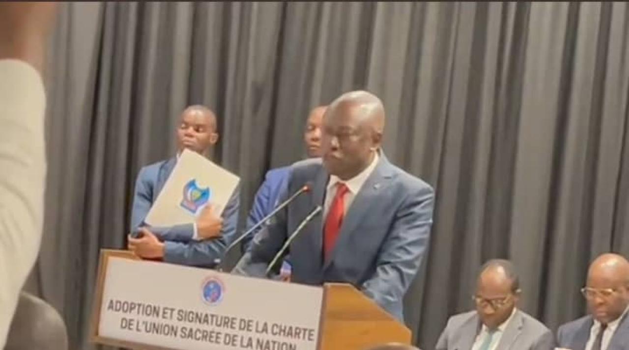 Le SG de l'UDPS, Augustin Kabuya et membre du présidium de l'Union sacrée tenant après l'adoption et la signature de cette plateforme politique