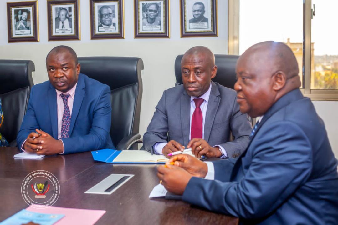 Le ministre d'État Antipas Mbusa Nyamwisi dirige une séance de travail, dans son cabinet