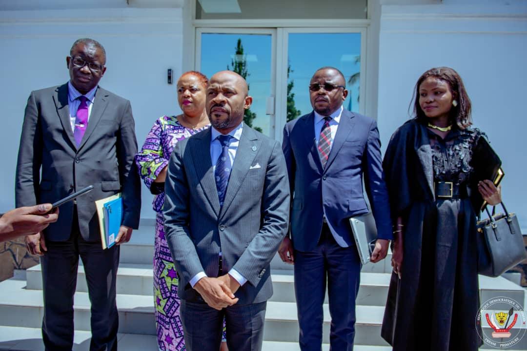 Le porte-parole du gouvernement, Patrick Muyaya entouré de quelques officiels congolais au sortir de la réunion présidée, mardi 05 avril, par le Premier Ministre sur la 9e édition des jeux de la Francophonie en RDC