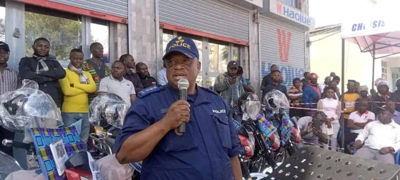 Le Maire ad intérim de la ville de Goma le Commissaire supérieur Principal Kapend Kamand Faustin, devant plusieurs conducteurs notamment des motards [photo d'illustration]