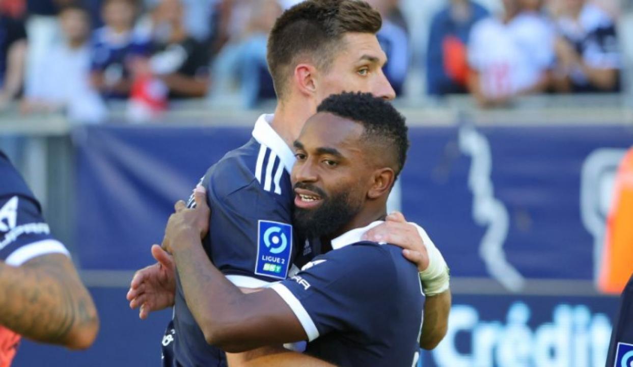 Vital Nsimba en accolade fraternelle avec un des ses coéquipiers de Bordeaux.