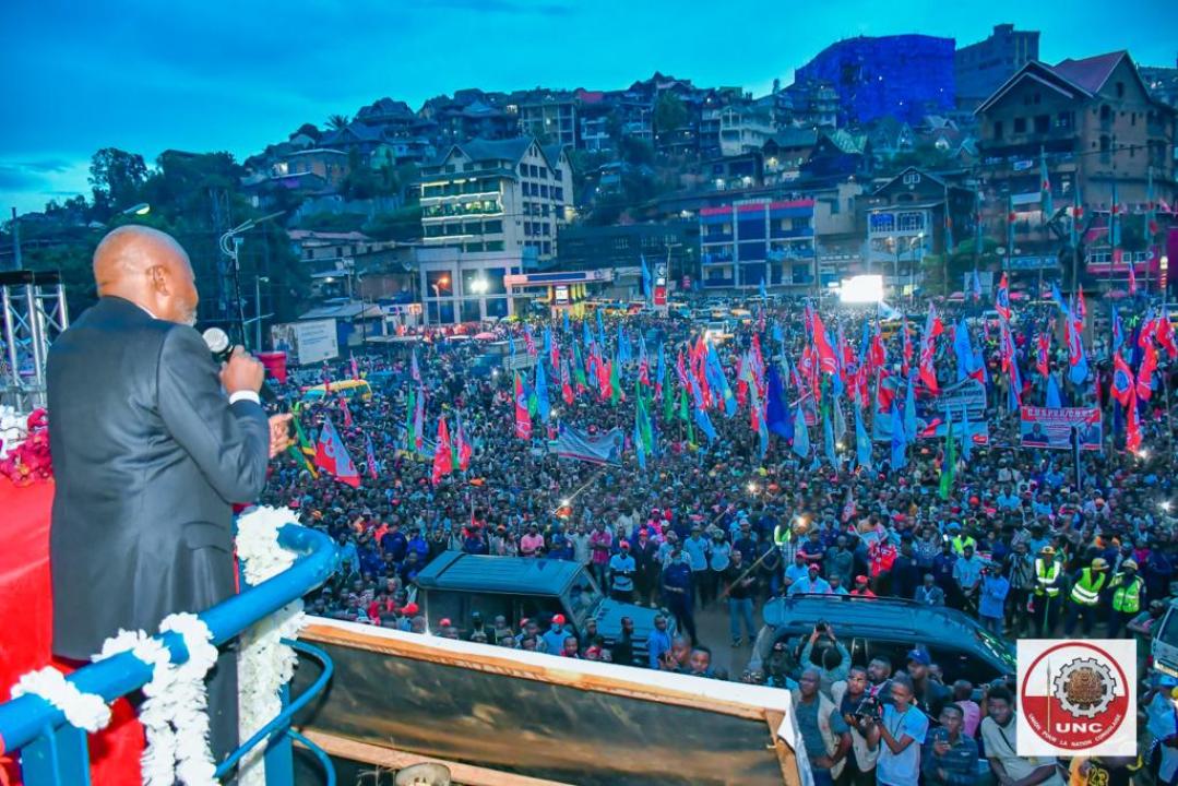 A la tombée de la nuit à Bukavu, Vital Kamerhe devant une foule immense
