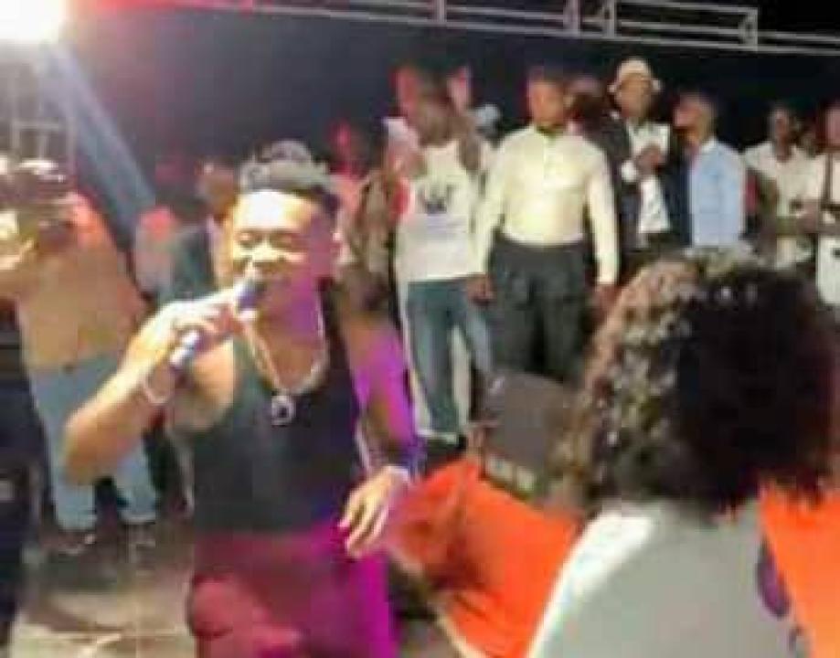 Innoss'b lors de son concert au stade Kashala Bonzola de Mbuji-Mayi.