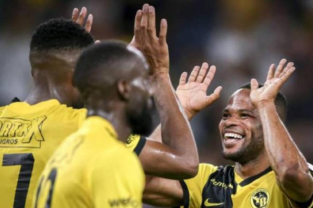 Meschack Elia en pleine célébration d'un but avec ses coéquipiers de Young Boys Berne.