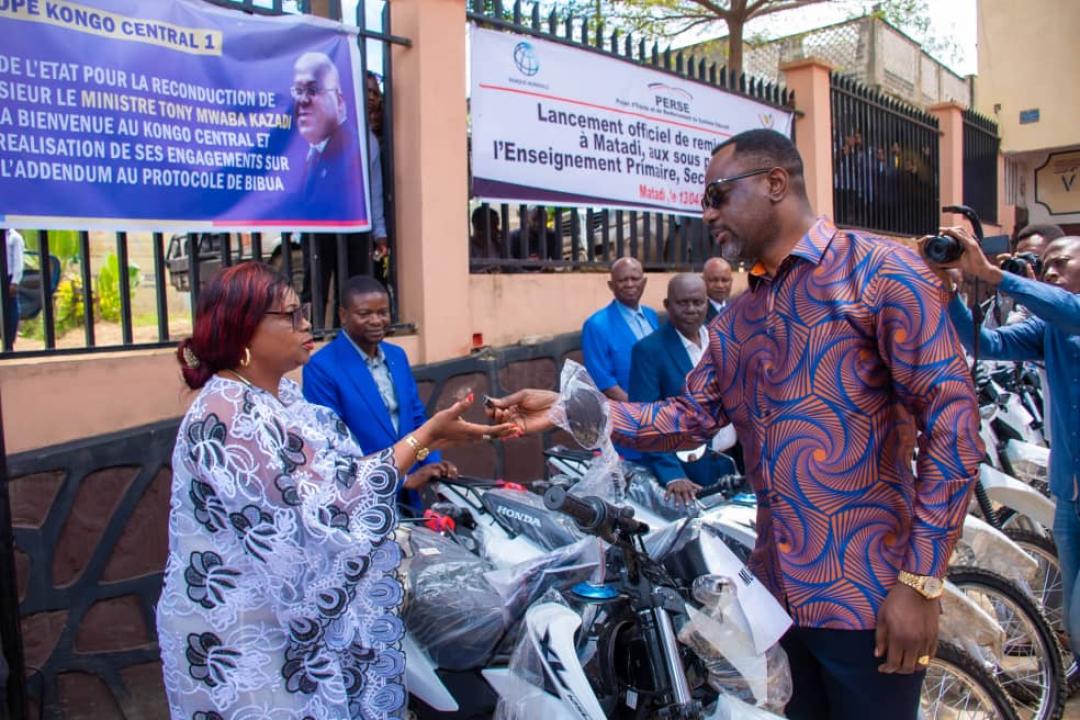 Le ministre Tony Mwaba en pleine distribution des motos aux 21 sous provinces éducationnelles du Kongo Central