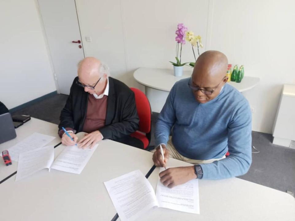 Le Professeur Émile Ngoy Kasongo paraphe le document relatif au partenariat entre l'ISC et la société française ID3