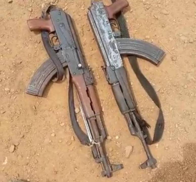 Deux armes AK47 des bandits arrêtés par les FARDC dans le groupement Baswagha-Madiwe à Beni