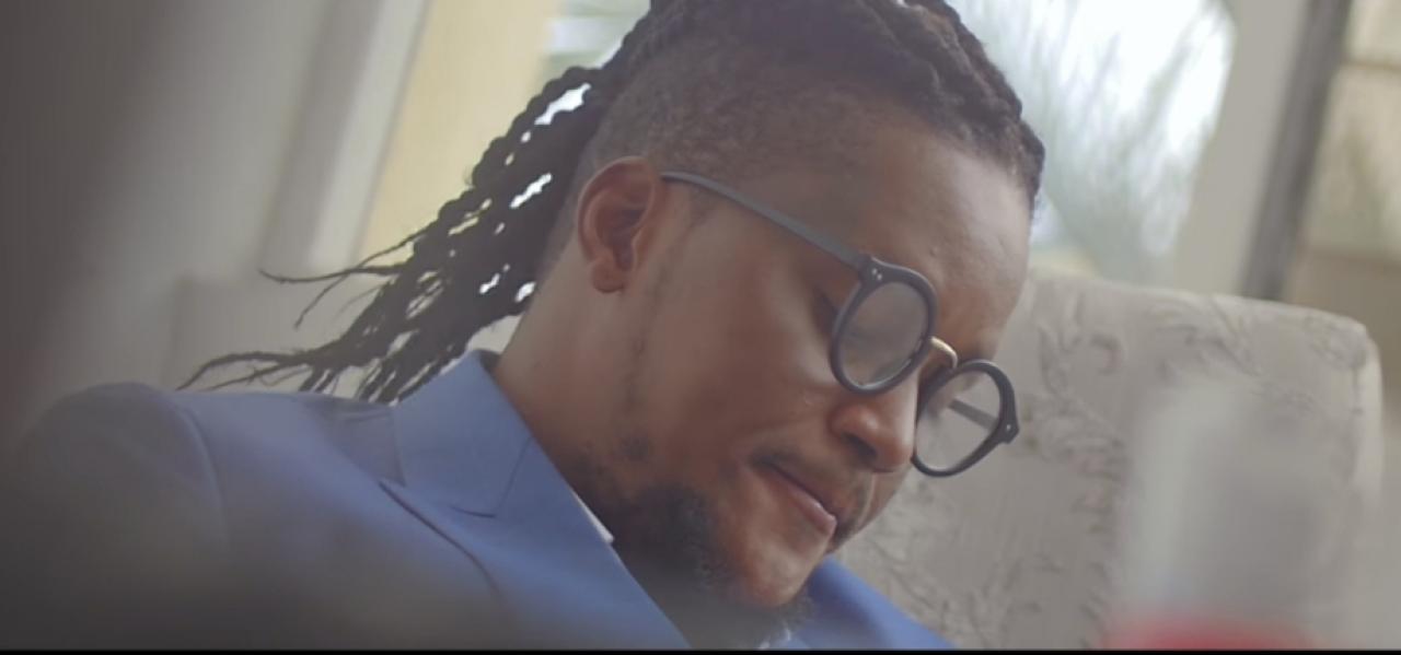 L'artiste musicien, Guy Gola Digital lors du tournage d'un clip.