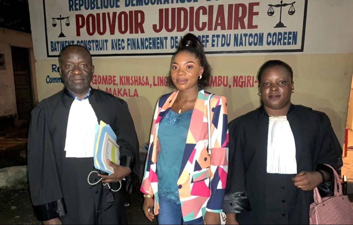 Kertitia Mabaya au milieu de ses avocats devant le barreau