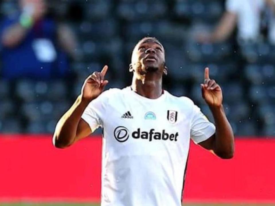 Neeskens Kebano, en pleine célébration d'un but, sous les couleurs de Fulham FC.
