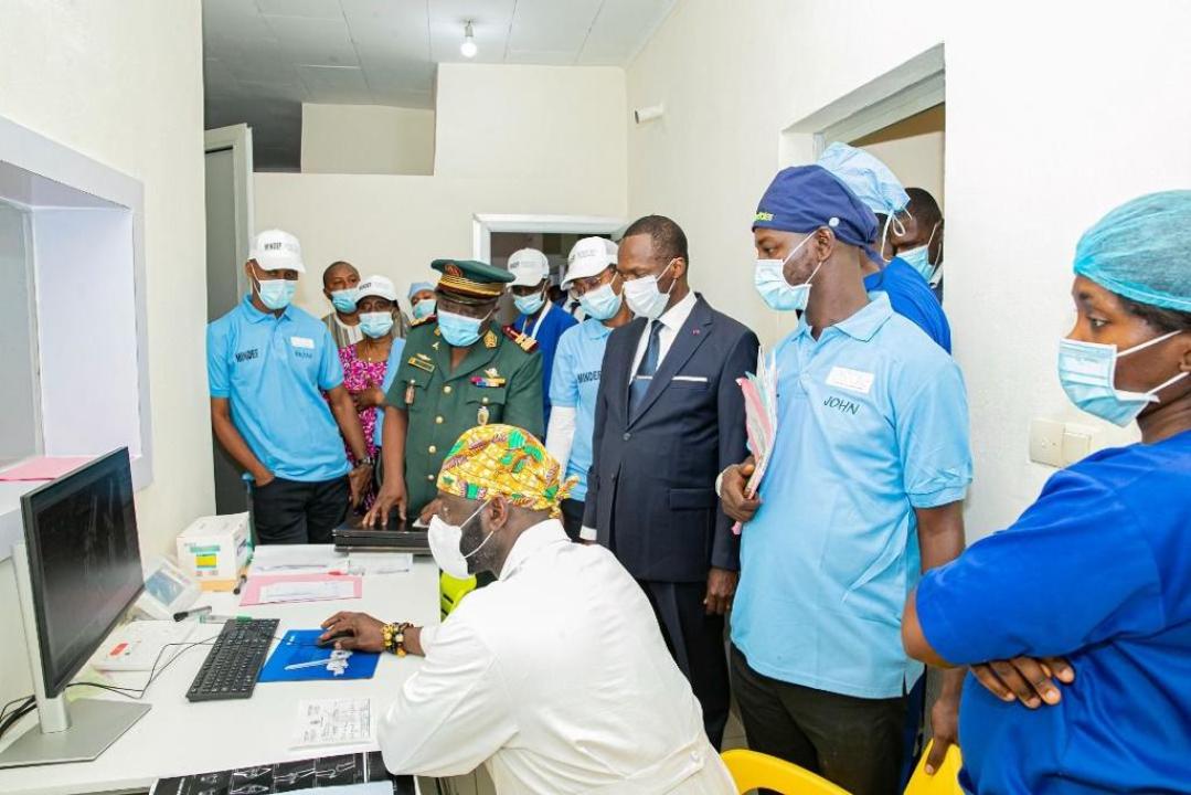 S.E Joseph Beti Assomo, Ministre de la Défense du Cameroun et Dr. Michael Obeng, fondateur de RESTORE à l’Hopital Militaire de Yaoundé lors de la 1ere edition de la semaine humanitaire. [Crédit photo: ASAF]