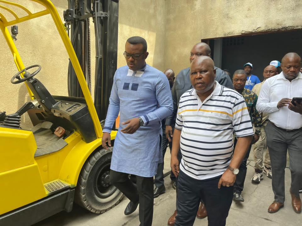 Le ministre d'État en charge de développement rural, François Rubota et le VPM de la fonction publique, Jean-Pierre Lihau, visitent les installations de Stever Construct à Kinshasa, samedi 22 avril 2023