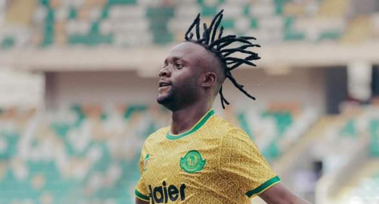 Fiston Mayele en pleine célébration d'un but au stade Godswill Akpabio International Uyo.
