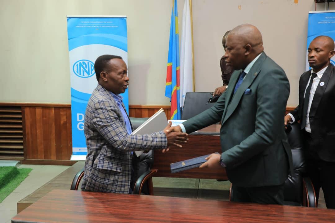 De gauche à droite, le président des syndicalistes , Shole Mayango et le DG de l'INPP Goldefry Stanislas Tshimanga se saluant après signature du protocole d'accord
