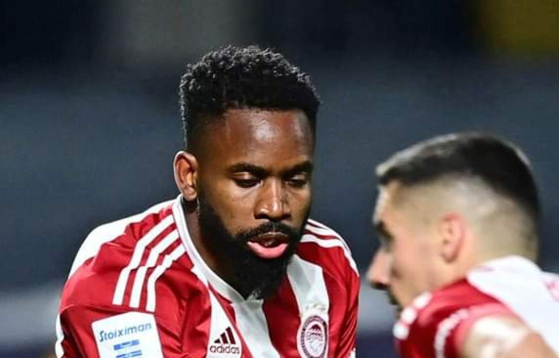 Cédric Bakambu en pleine célébration d'un but avec son coéquipier d'Olympiakos.