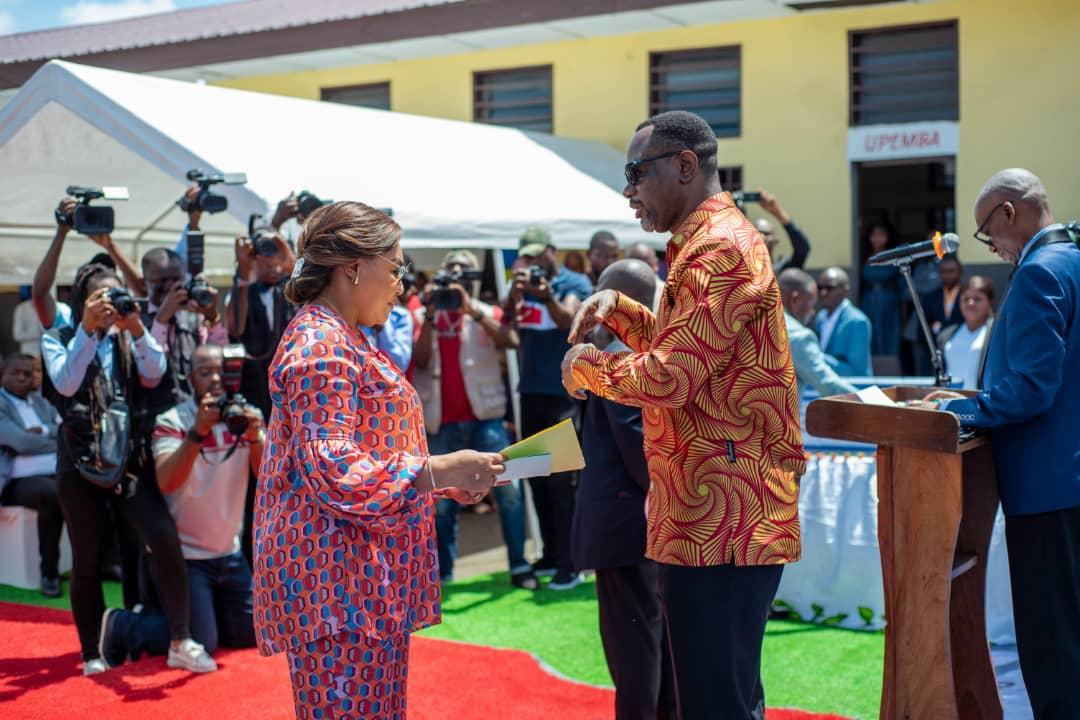 La première dame Denise Nyakeru et le ministre Tony Mwaba lors de la cérémonie de remise des diplômes d'État et actes juridiques de l'école maternelle, primaire et de l'Institut La Grâce