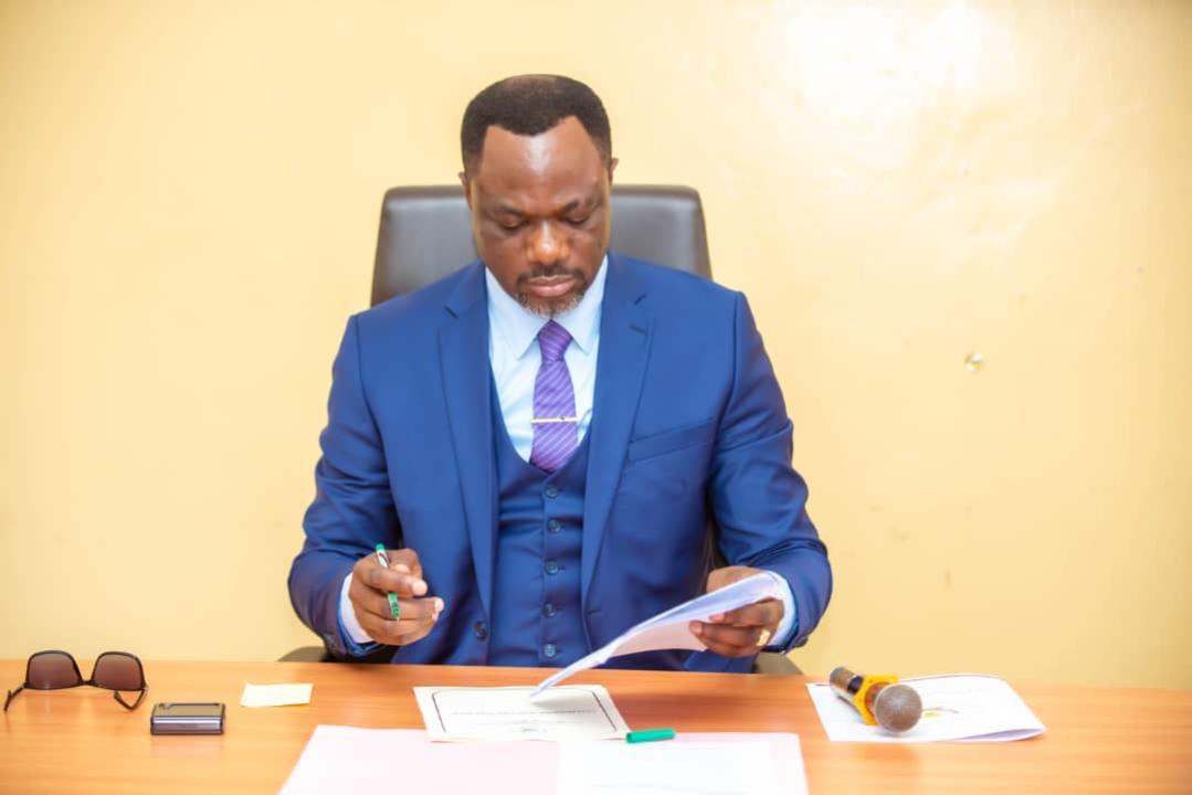 Le ministre de l'EPST, le professeur Tony Mwaba signe le calendrier scolaire de l'année 2023-2024