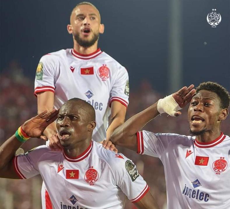 Arsène Zola en plus pleine célébration avec ses coéquipiers de Wydad Athletic Club de Casablanca.