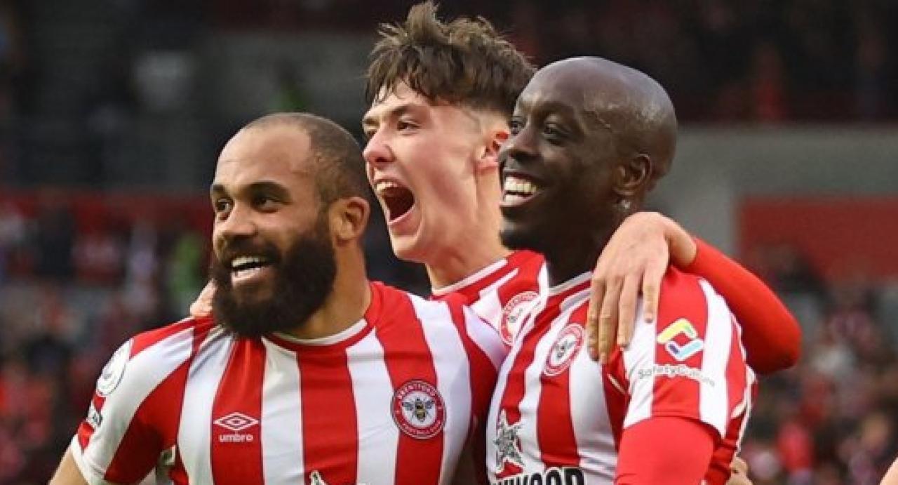 Yoane Wissa en pleine célébration avec ses coéquipiers de Brentford.