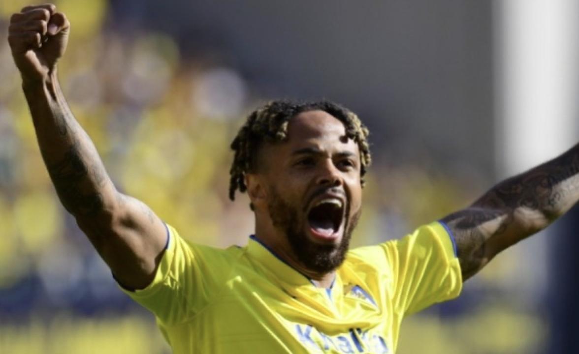 Théo Bongonda en pleine célébration sous les couleurs de Cadiz CF.
