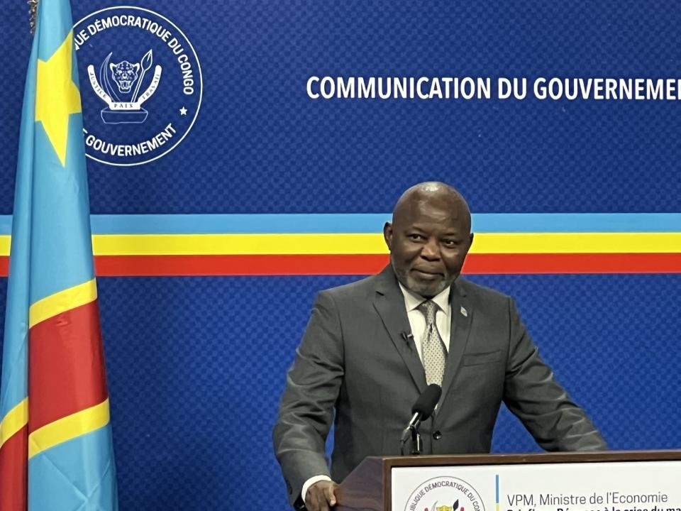 Le VPM de l'économie Vital Kamerhe lors de son briefing avec les journalistes.