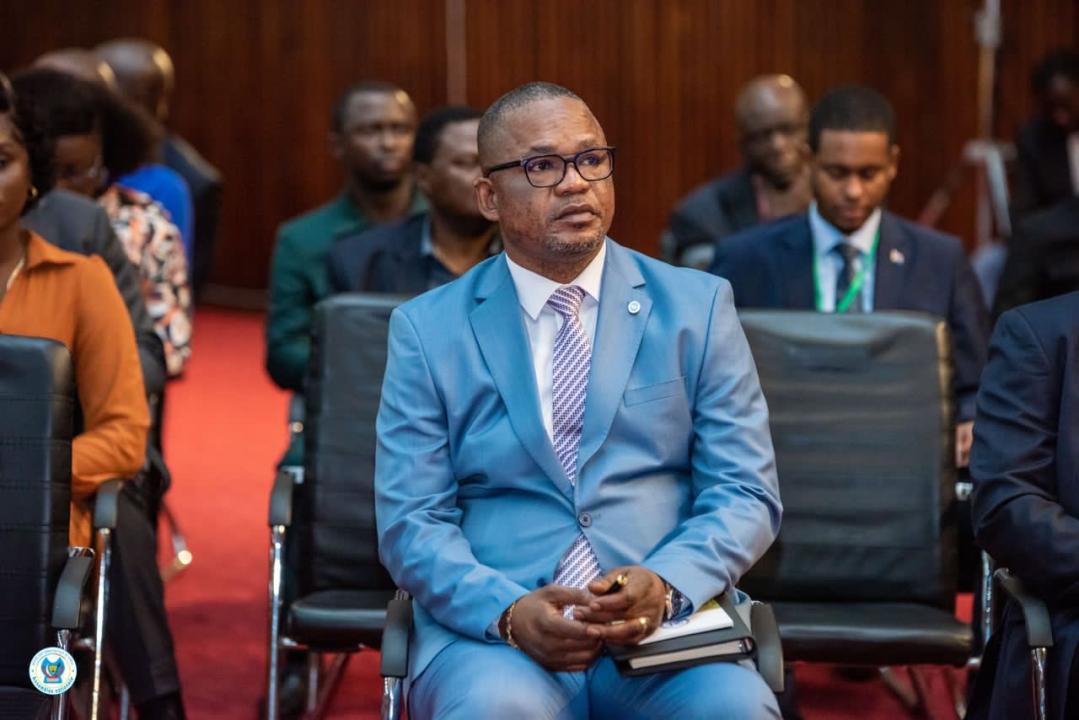 Le VPM de l'intérieur Peter Kazadi venu défendre le projet de loi sur la répartition des sièges à l'Assemblée Nationale