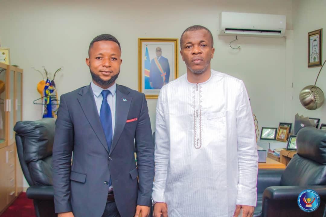 Le ministre de la Jeunesse, Initiation à la Nouvelle Citoyenneté et Cohésion Nationale pose avec le président national des étudiants du Congo