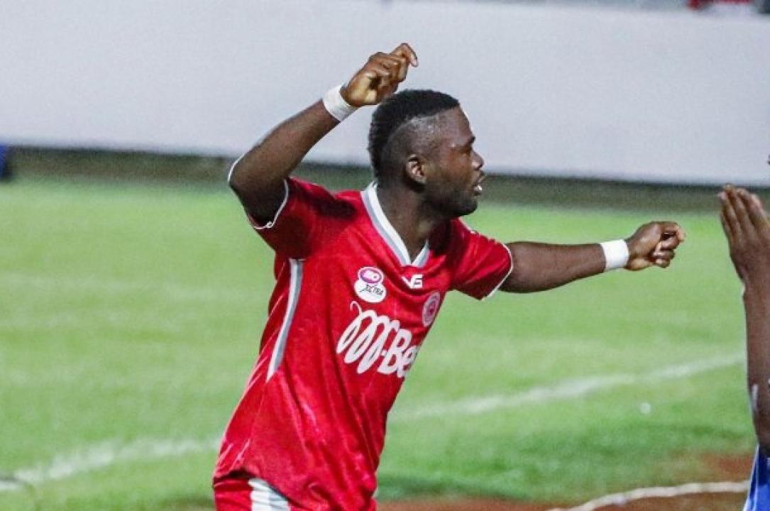 Jean Baleke en pleine célébration d'un but sous les couleurs de Simba SC.