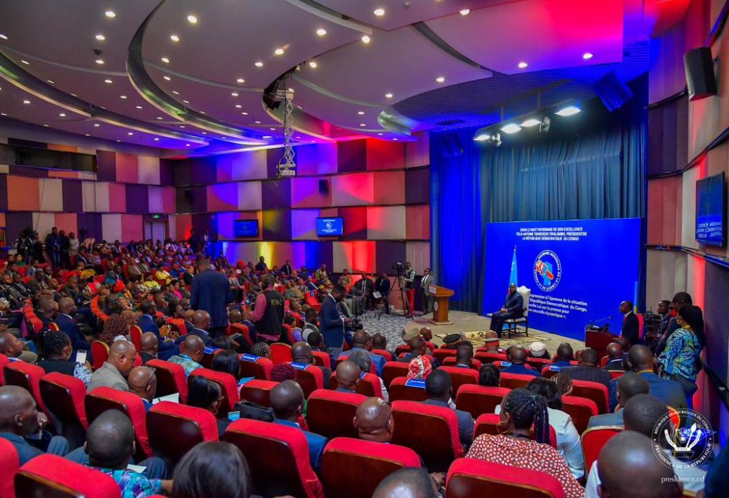 Les participants à la journée mondiale de la liberté de la presse écoutant le discours du Président de l'UNPC, Gaby Kuba.