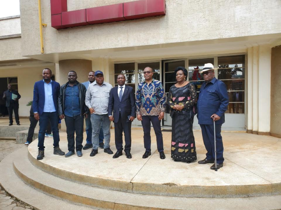 La délégation gouvernementale dépêchée par le chef de l'État et le 2ème vice-président de l'assemblée nationale chez le Gouverneur Théo Ngwabije