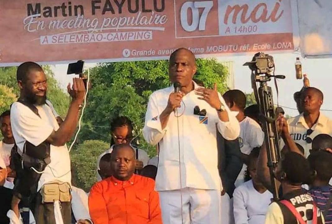 Martin Fayulu lors du meeting de Selembao à Camping