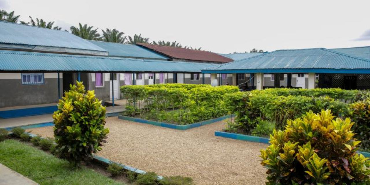 La cour de l'hôpital Santé rurale congolaise (SRC)/ Imbolo