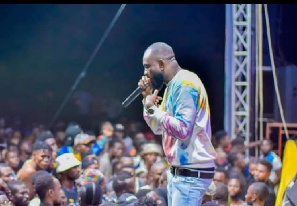 L'artiste musicien, Fabregas lors d'un concert à Kinshasa.
