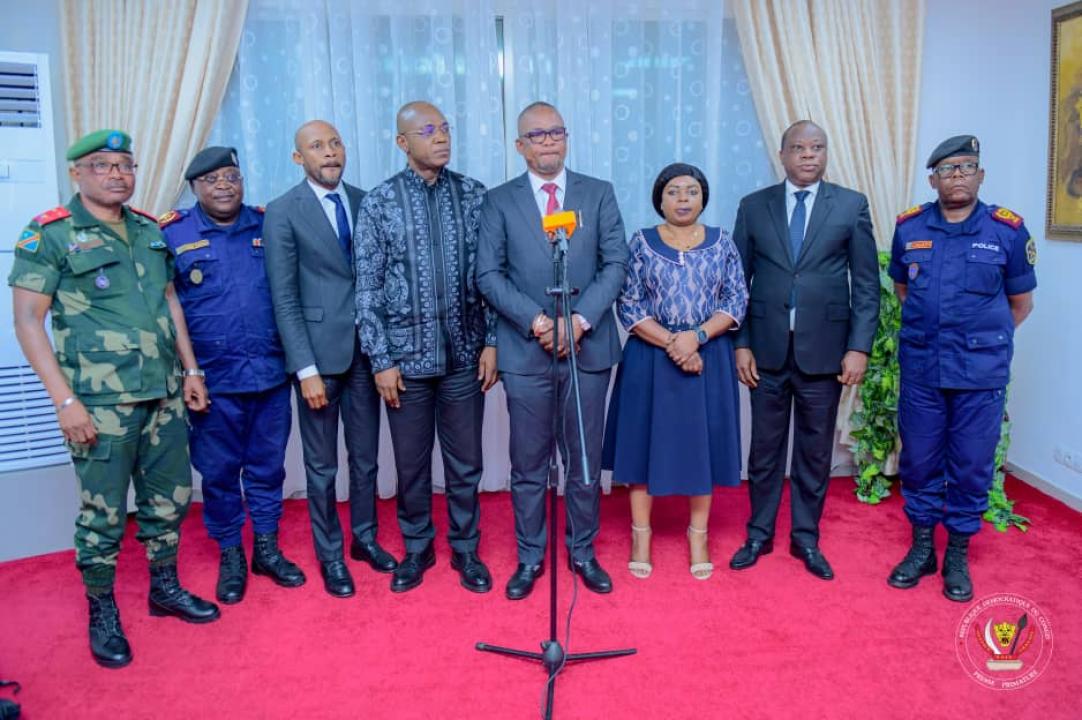 Le VPM de l'intérieur, Peter Kazadi faisant le compte rendu de la réunion de sécurité aux côtés de deux membres du gouvernement, du gouverneur de la ville de Kinshasa et des responsables de l'armée et de la Police