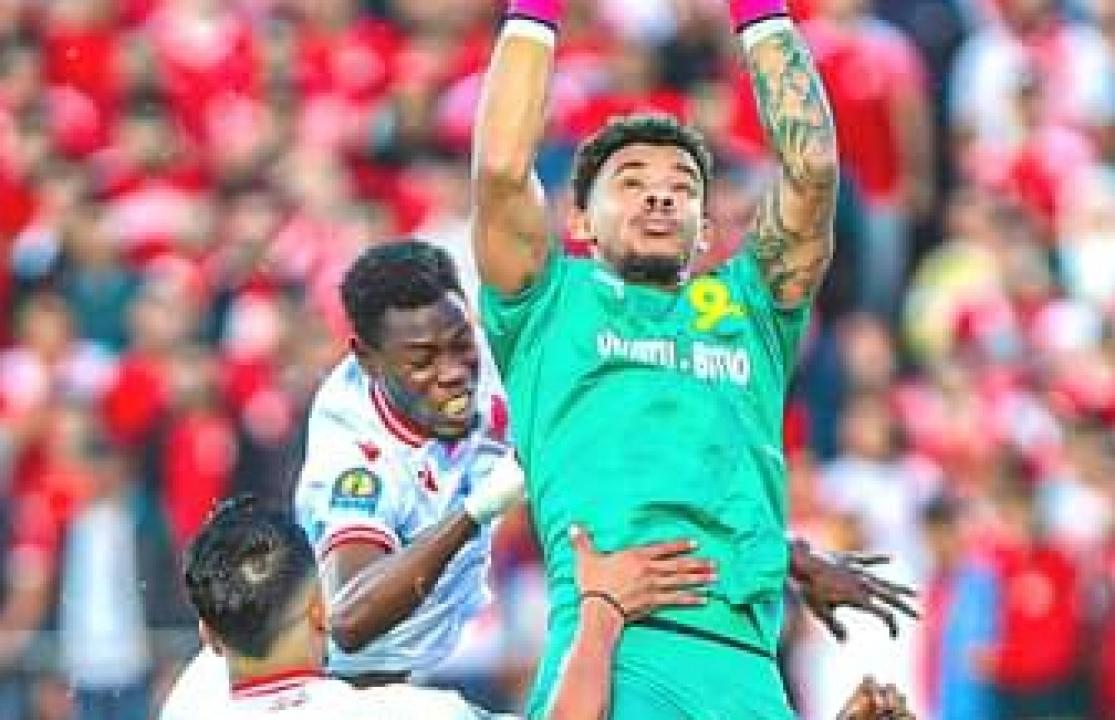 Arsène Zola en duel avec Williams, portier de Mamelodi Sundowns.