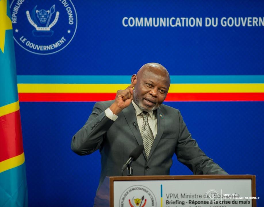 Le VPM de l'économie Vital Kamerhe lors de son briefing avec les journalistes.