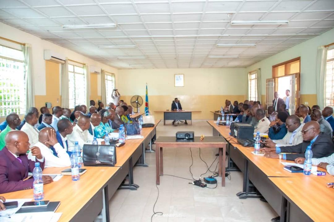 Le ministre de l'EPST, le professeur Tony Mwaba en échange avec les cadres de la Cadeco