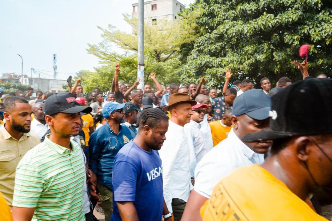 Moïse Katumbi acceuilli dans la commune de Ndjili par une foule impressionnante, la veille de la marche de l'Opposition