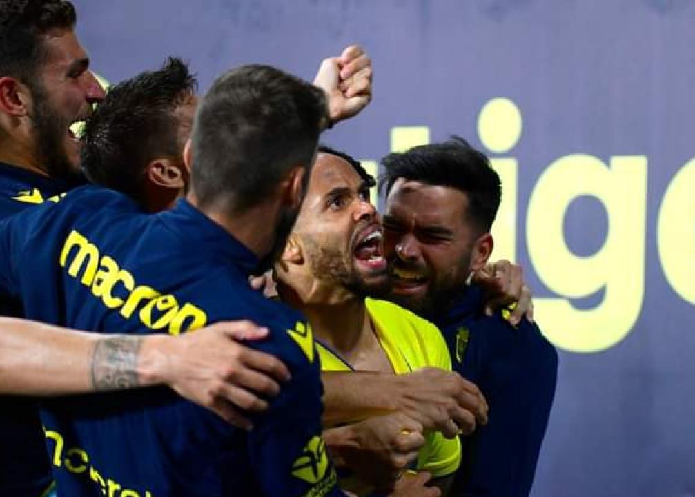 Théo Bongonda en pleine célébration de son but avec ses coéquipiers de Cadiz.