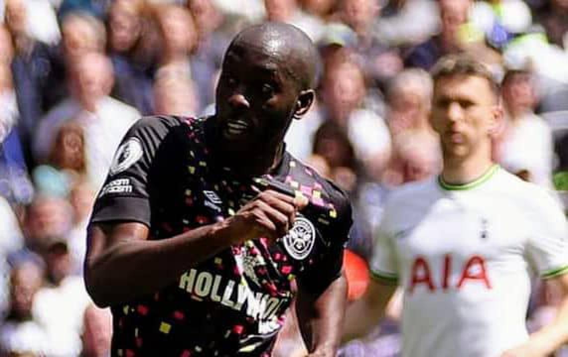 Yoane Wissa sous les couleurs de Brentford face à Tottenham.