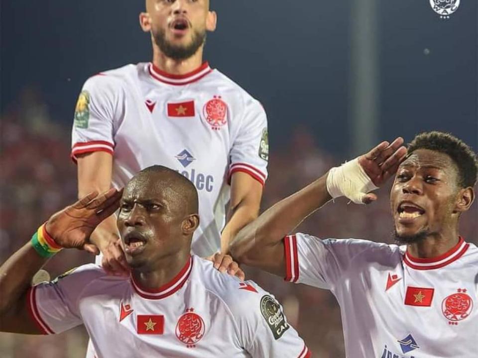 Arsène Zola en plus pleine célébration avec ses coéquipiers de Wydad Athletic Club de Casablanca.