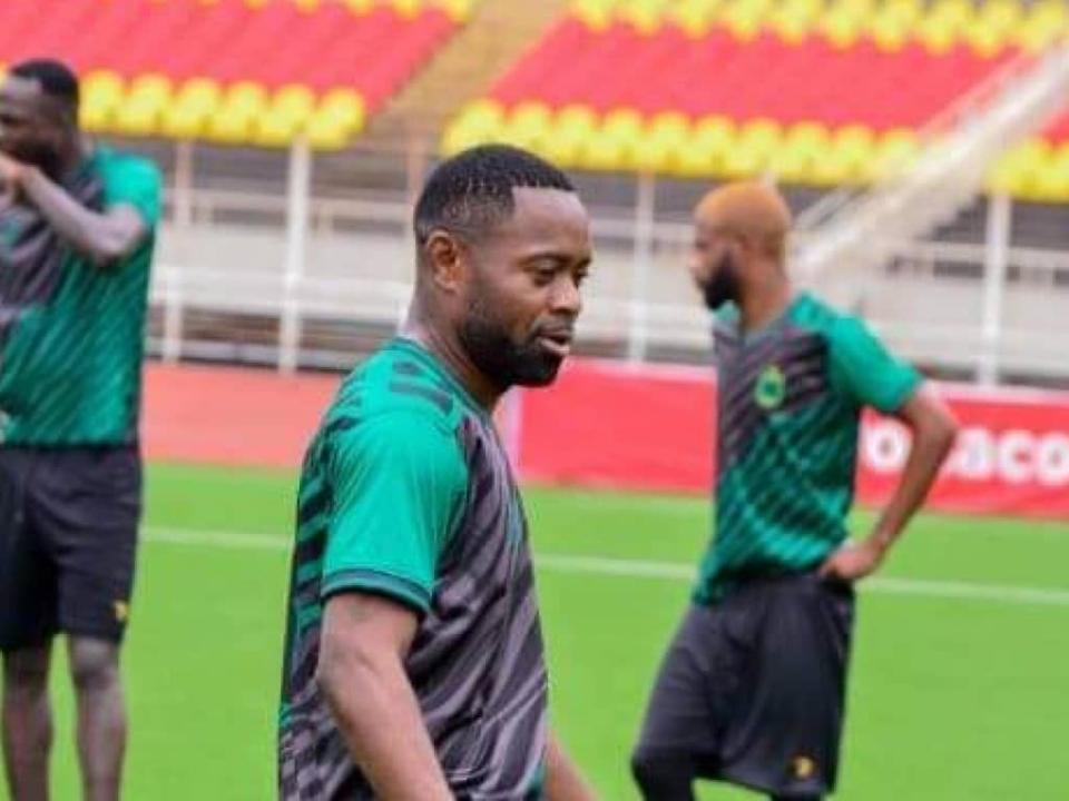 Le capitaine de Vclub, Patou Ebunga et ses coéquipiers lors de l'échauffement d'avant-match.