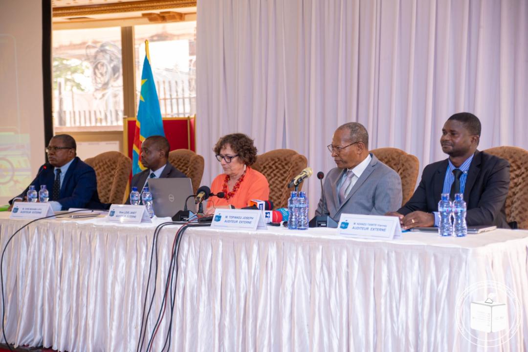 Les cinq experts retenus par la CENI pour l'audit du fichier électoral lors d'un point de presse à Kinshasa, lundi 22 mai